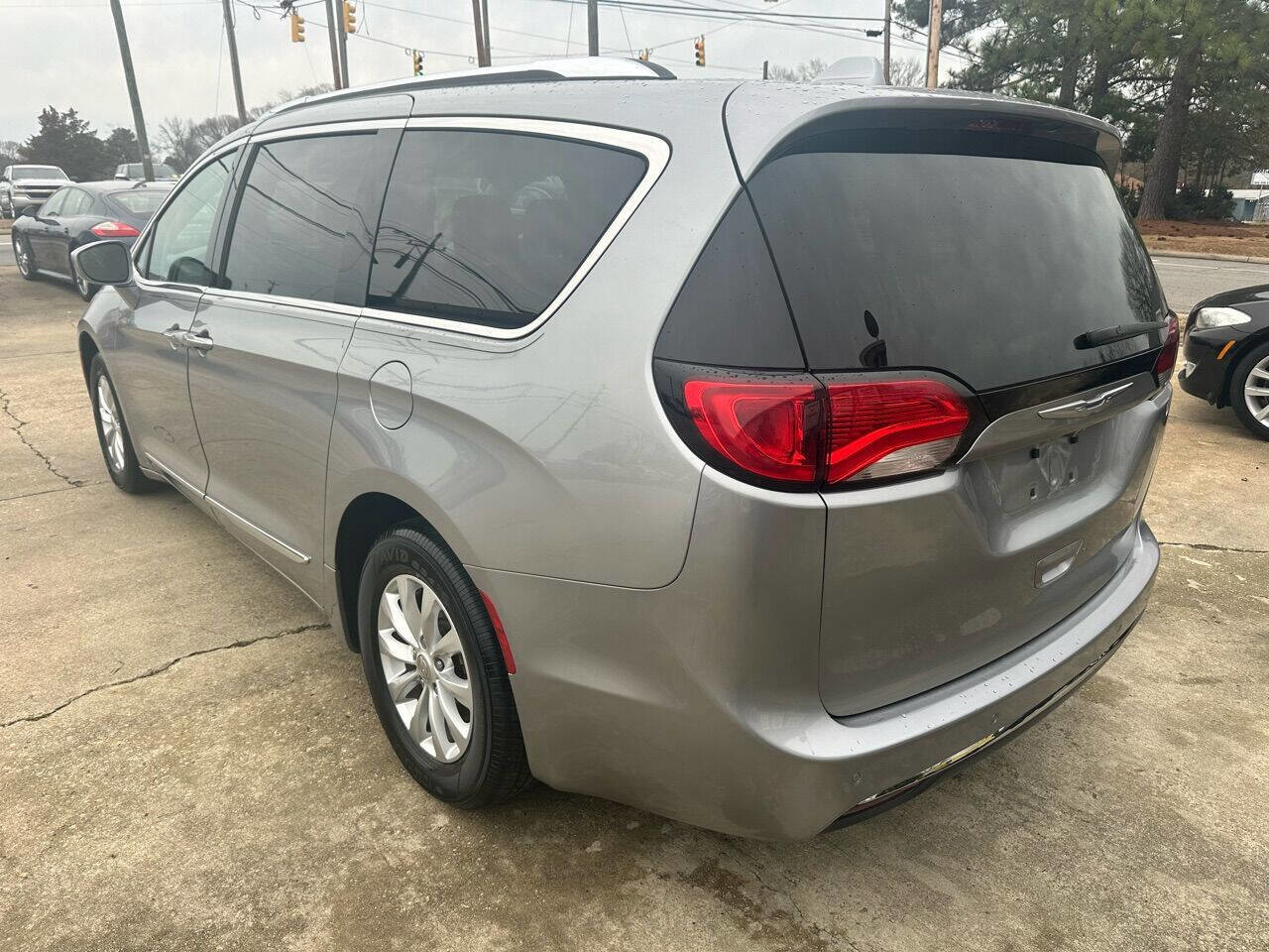 Used 2018 Chrysler Pacifica Touring-L Plus FWD image 7