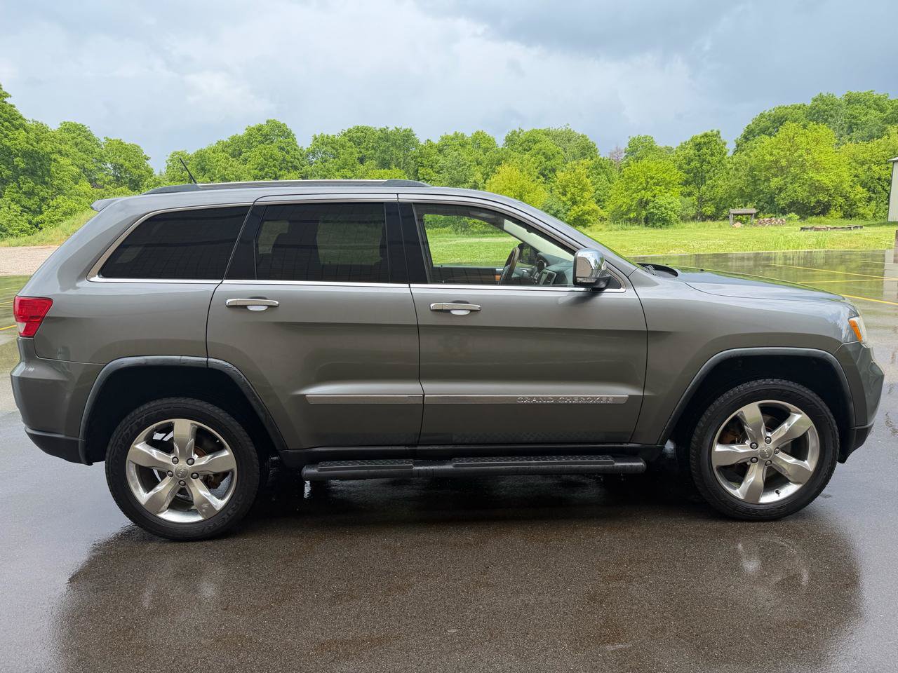 Used 2012 Jeep Grand Cherokee Overland w/ Mopar Chrome Edition Group AWD/4WD image 4