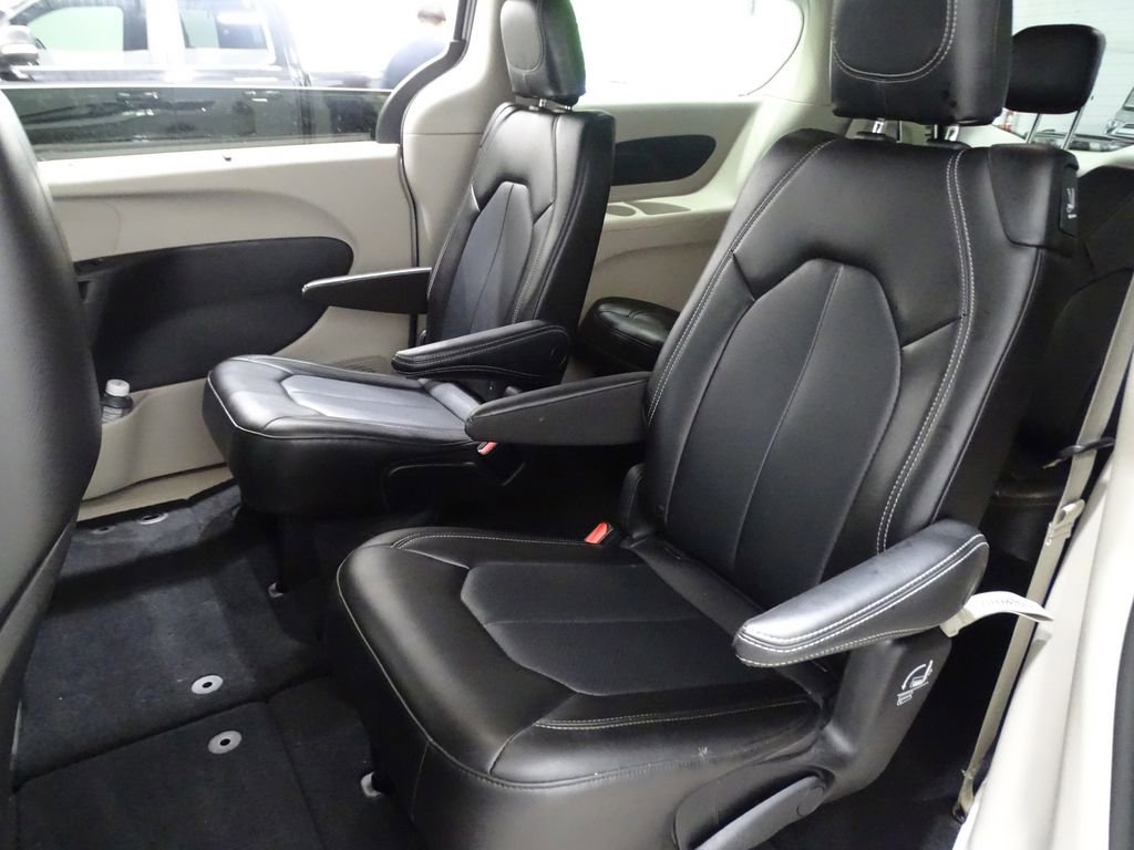 Used 2023 Chrysler Pacifica Touring-L image 11