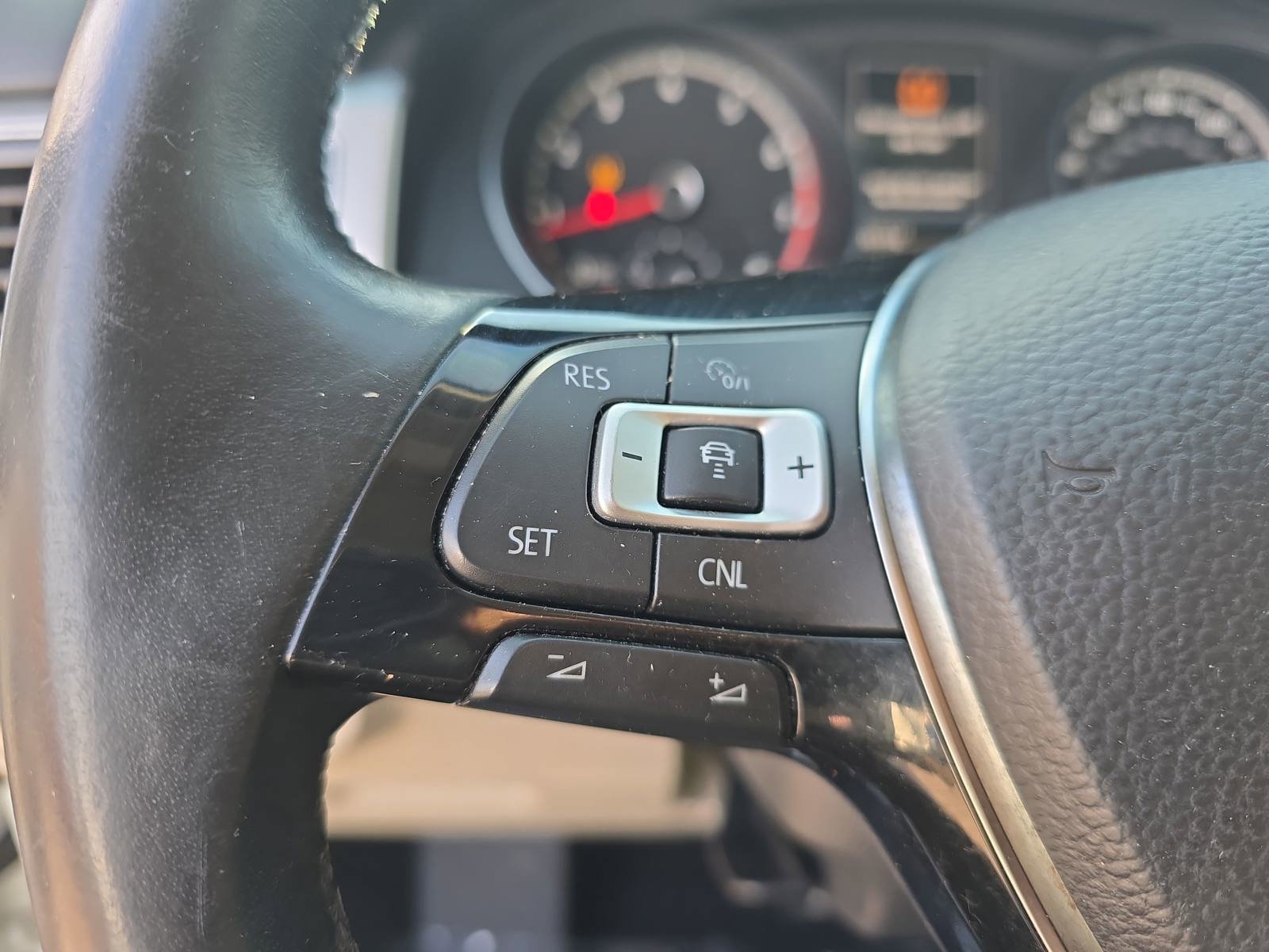 Used 2018 Volkswagen Atlas SEL w/ R-Line Package image 18