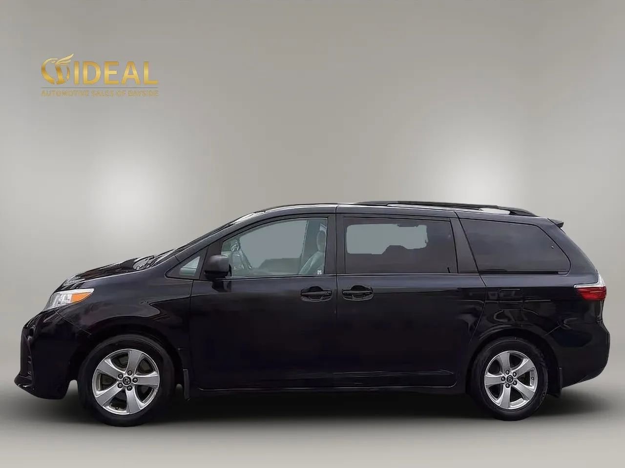 Used 2018 Toyota Sienna LE image 2