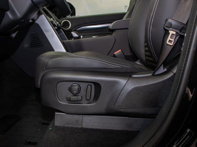 Certified 2025 Land Rover Discovery Metropolitan Edition image 15