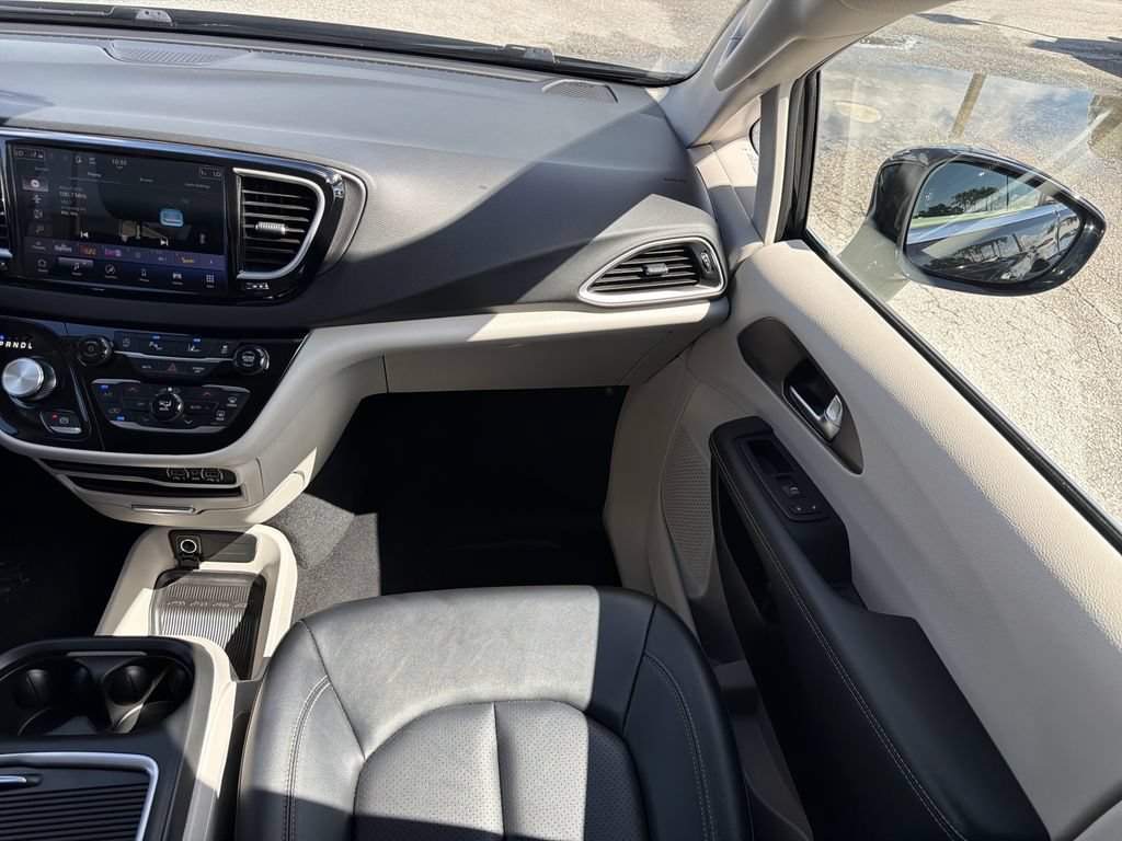 Used 2024 Chrysler Pacifica Touring-L FWD image 18