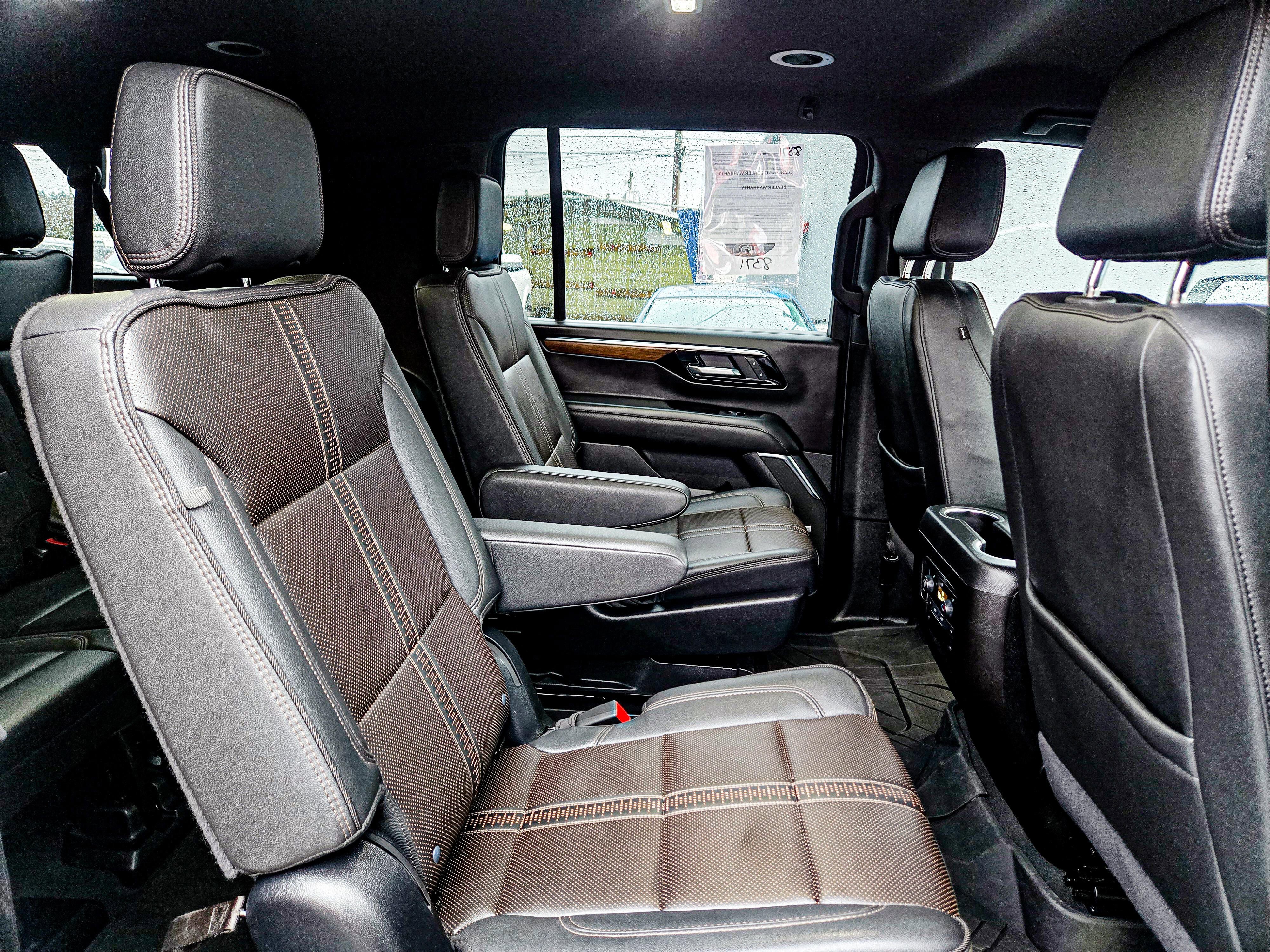 Used 2025 Chevrolet Suburban High Country image 16