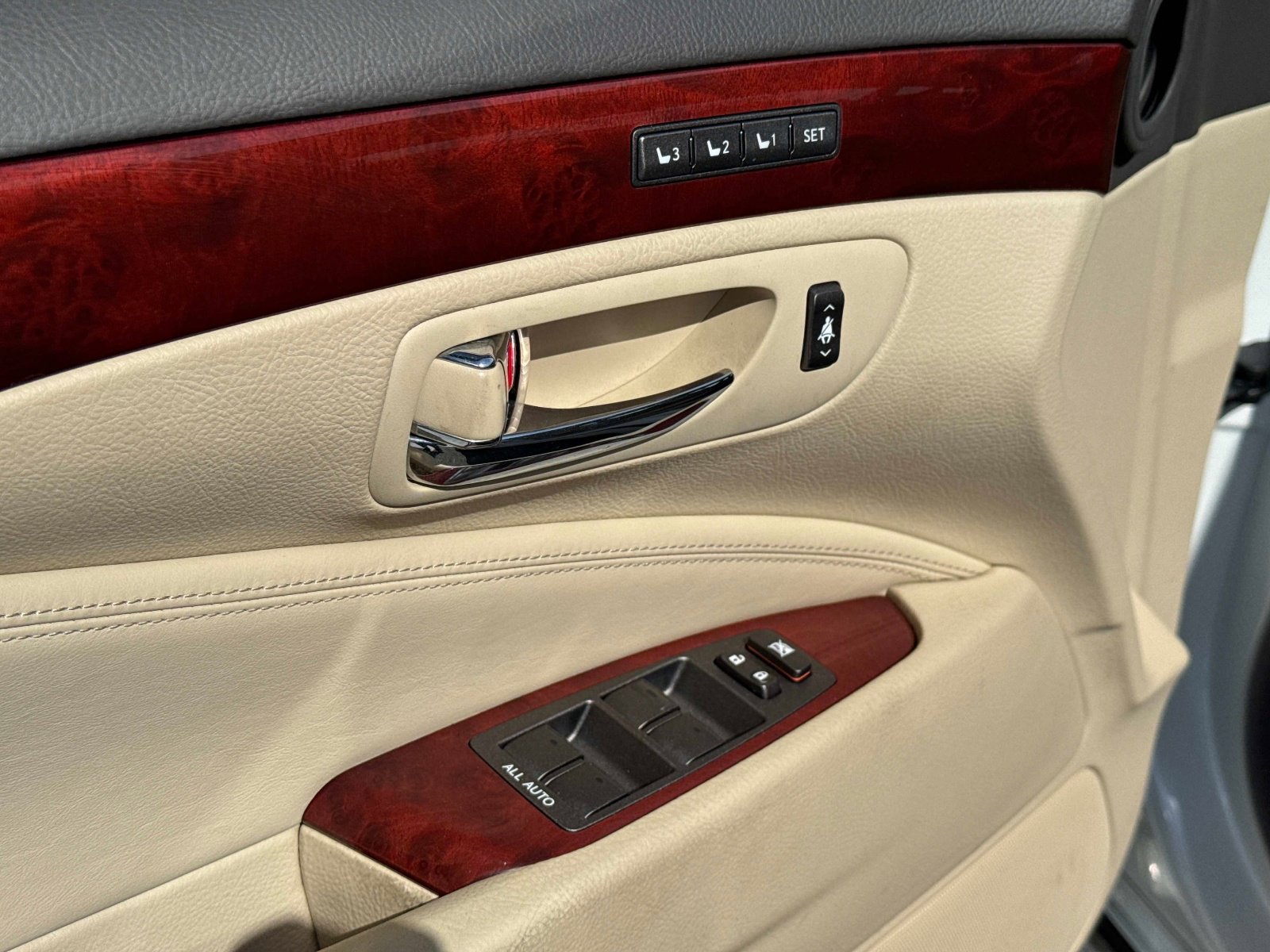 Used 2012 Lexus LS 460 w/ Comfort Pkg image 18