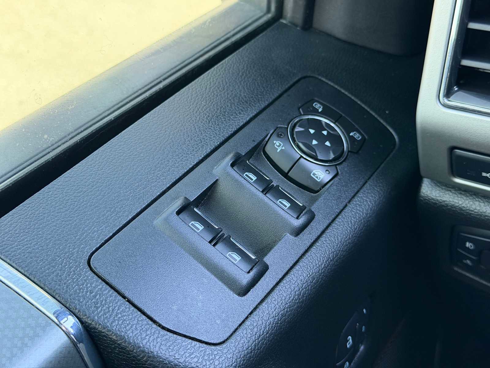 Used 2020 Ford F150 Lariat image 4