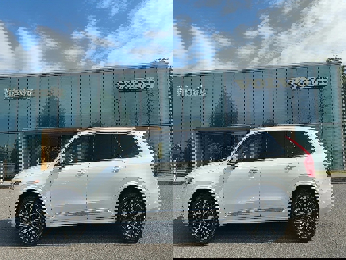 Certified 2024 Volvo XC90 B5 Plus image 1