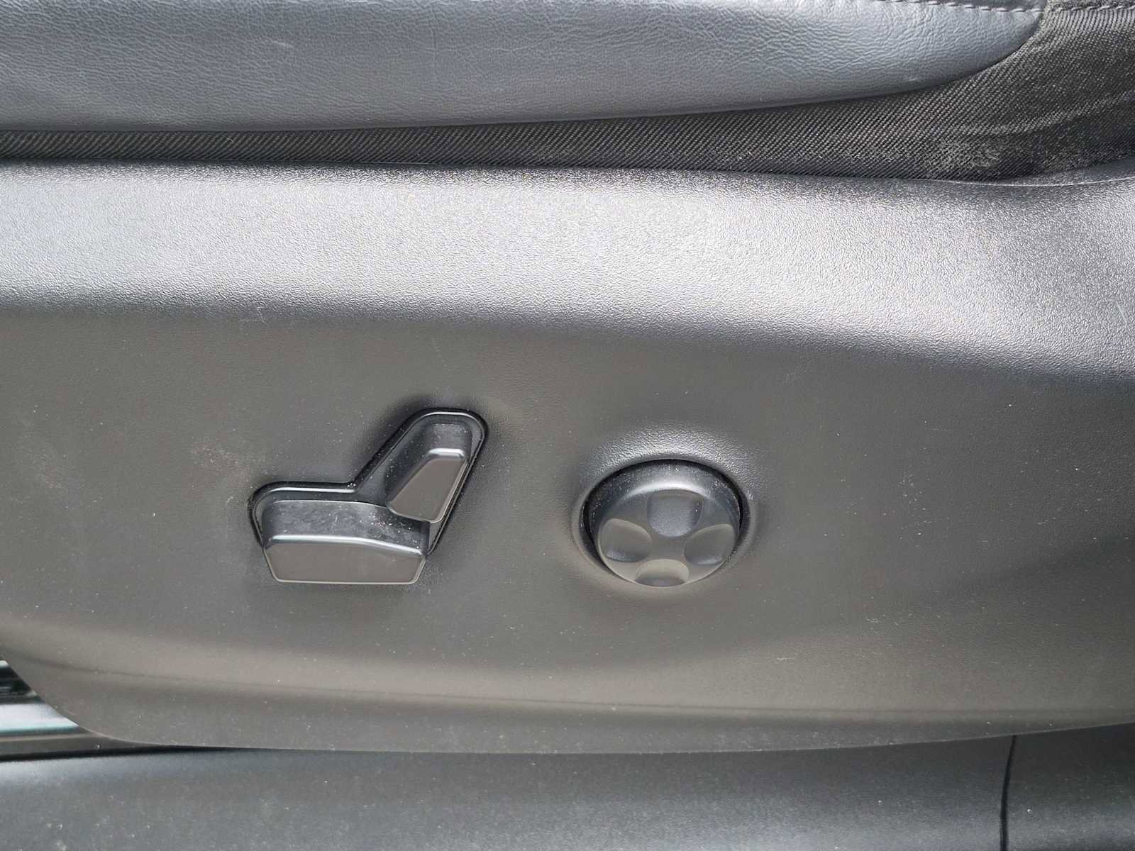 Used 2023 Chrysler Pacifica Touring-L FWD image 19