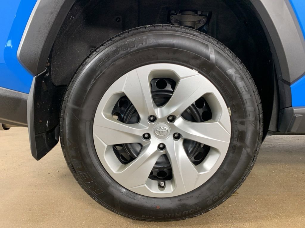 Used 2019 Toyota RAV4 LE w/ Carpet Mat Package AWD/4WD image 39