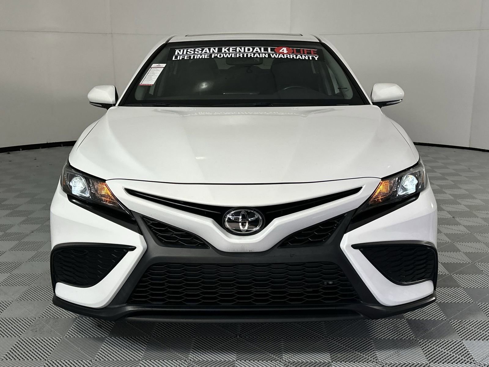 Used 2024 Toyota Camry SE w/ Convenience Package FWD image 3