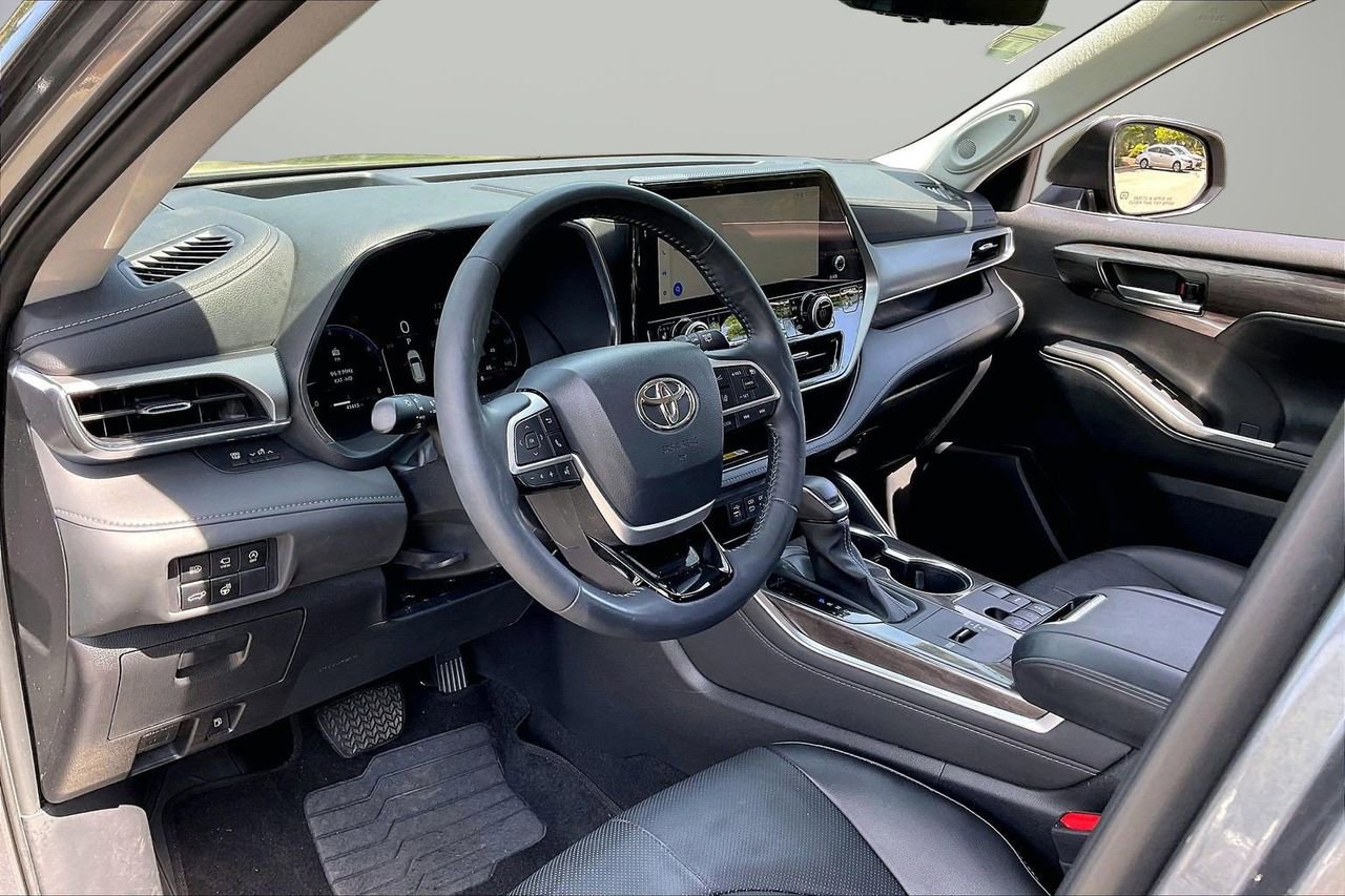 Used 2023 Toyota Highlander Platinum FWD image 21