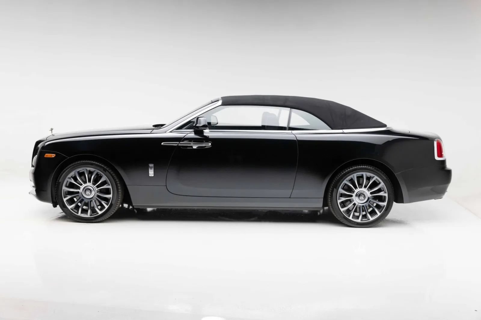 Used 2019 Rolls-Royce Dawn RWD image 29