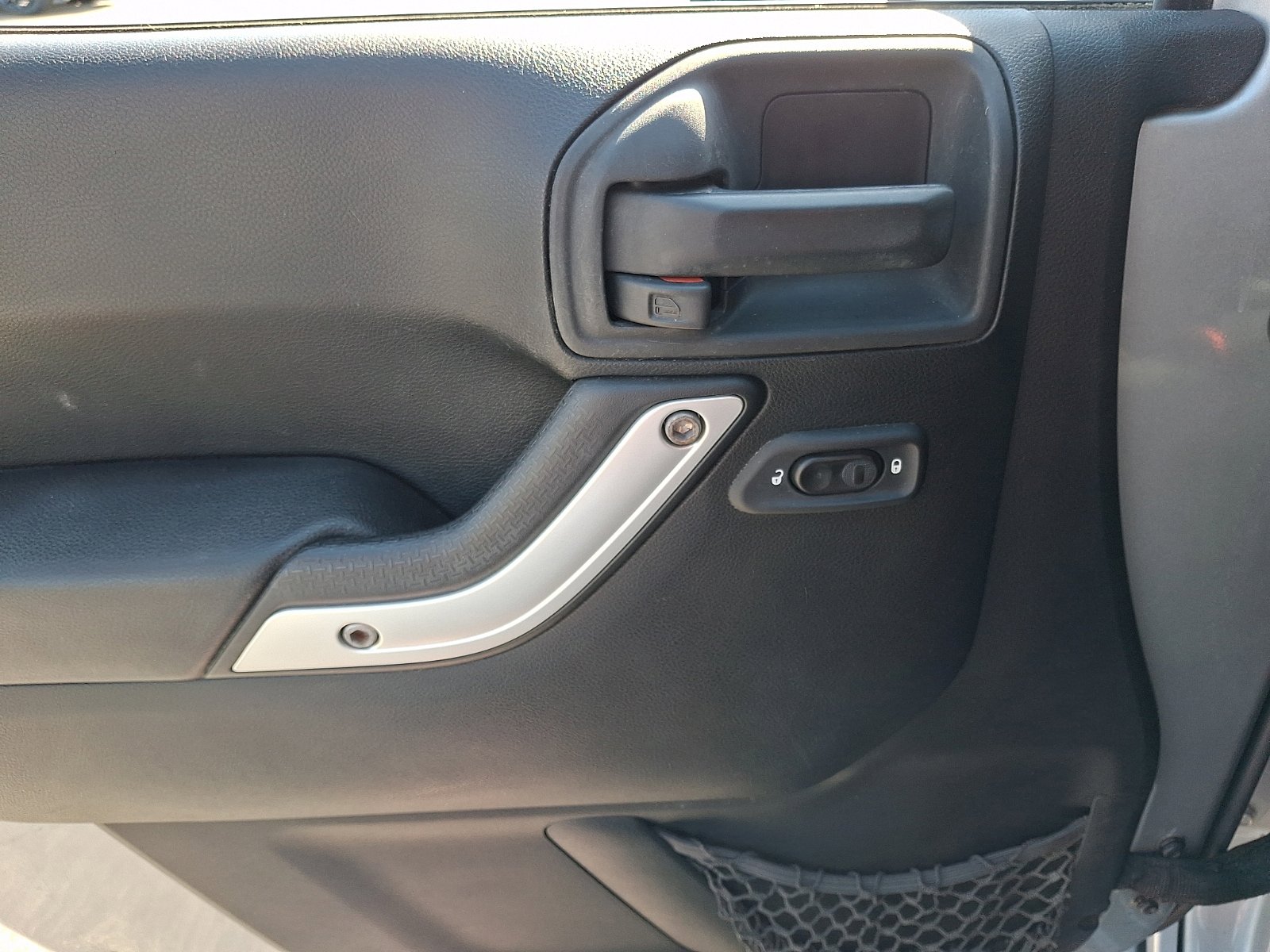 Used 2013 Jeep Wrangler Unlimited Sahara w/ Connectivity Group AWD/4WD image 12