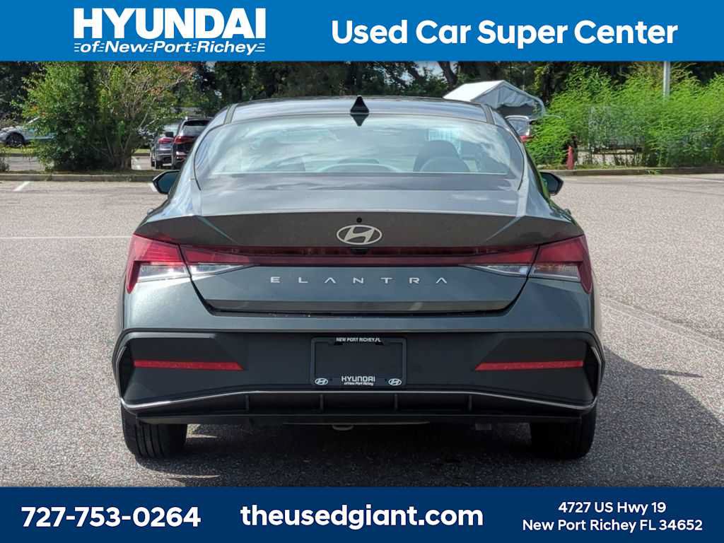 Used 2025 Hyundai Elantra SE FWD image 4