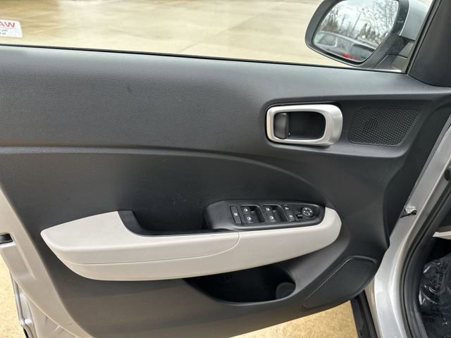 Used 2024 Hyundai Venue SEL FWD image 17