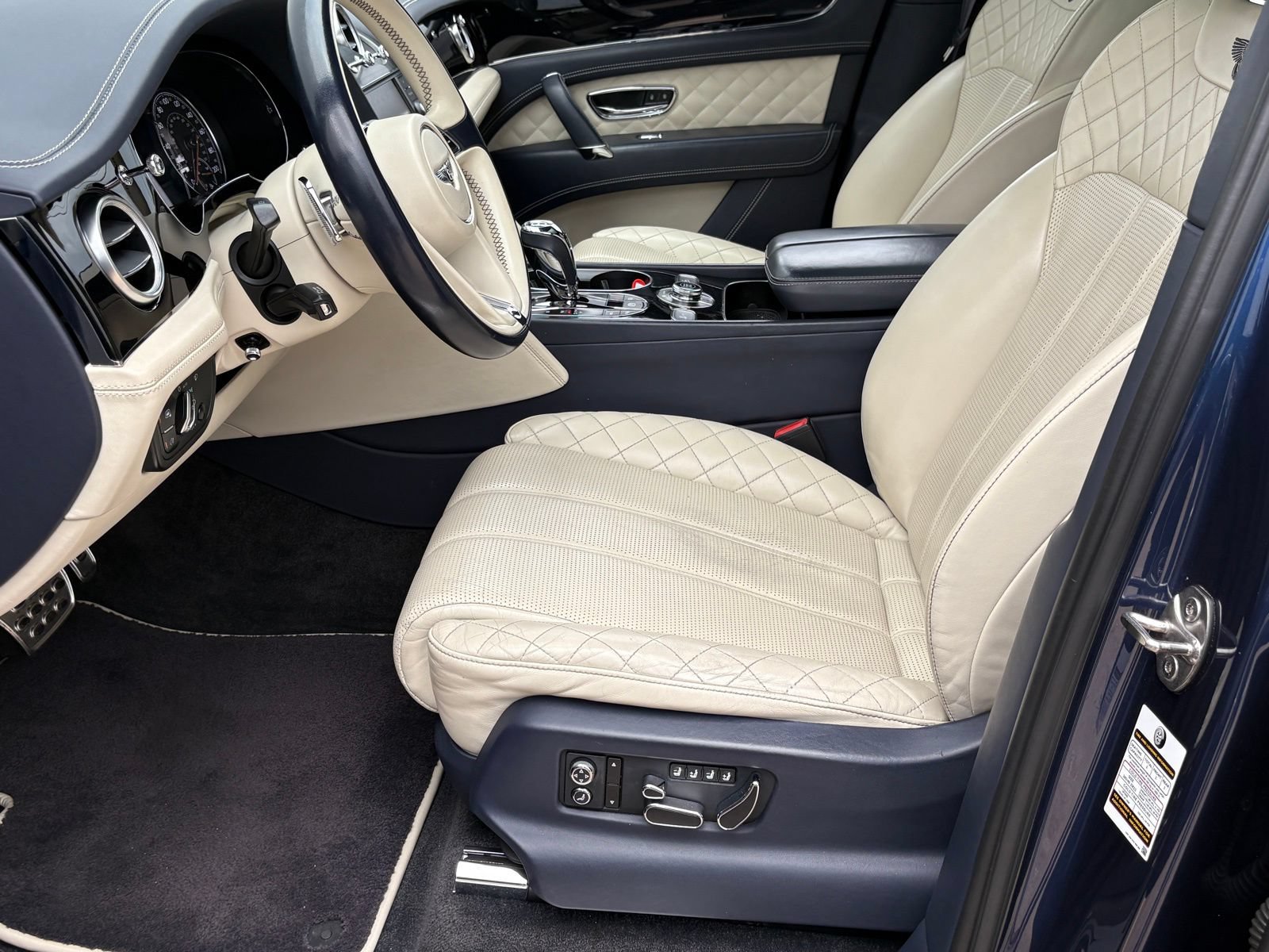 Used 2019 Bentley Bentayga AWD/4WD image 36