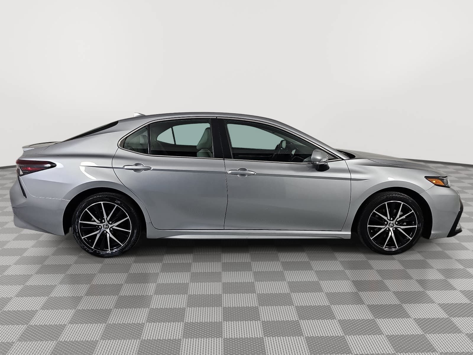 Used 2023 Toyota Camry SE FWD image 9