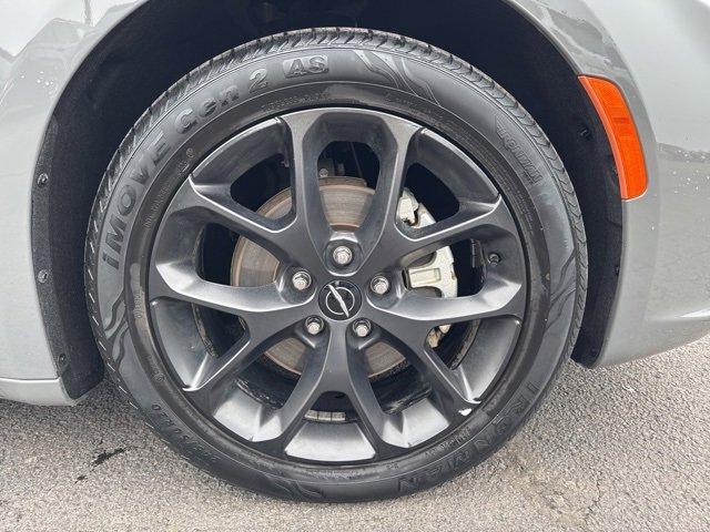 Used 2025 Chrysler Pacifica Limited image 3