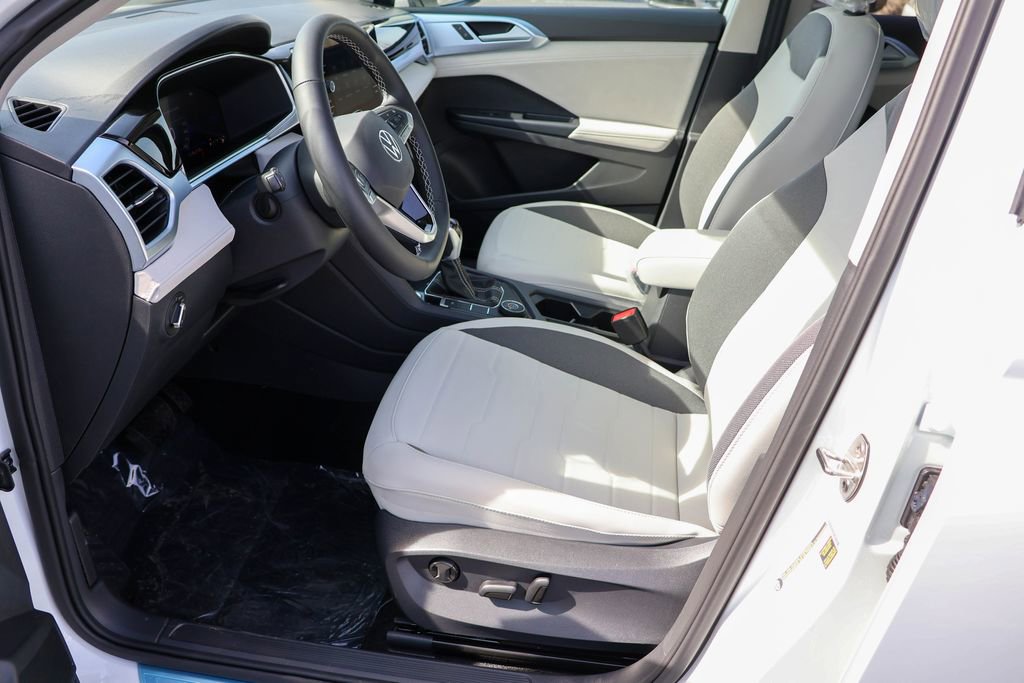 New 2025 Volkswagen Taos SE image 22