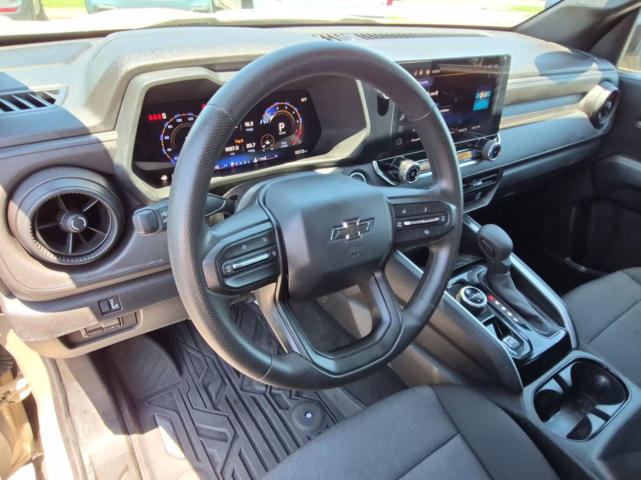 Used 2024 Chevrolet Colorado Trail Boss w/ Technology Package AWD/4WD image 10