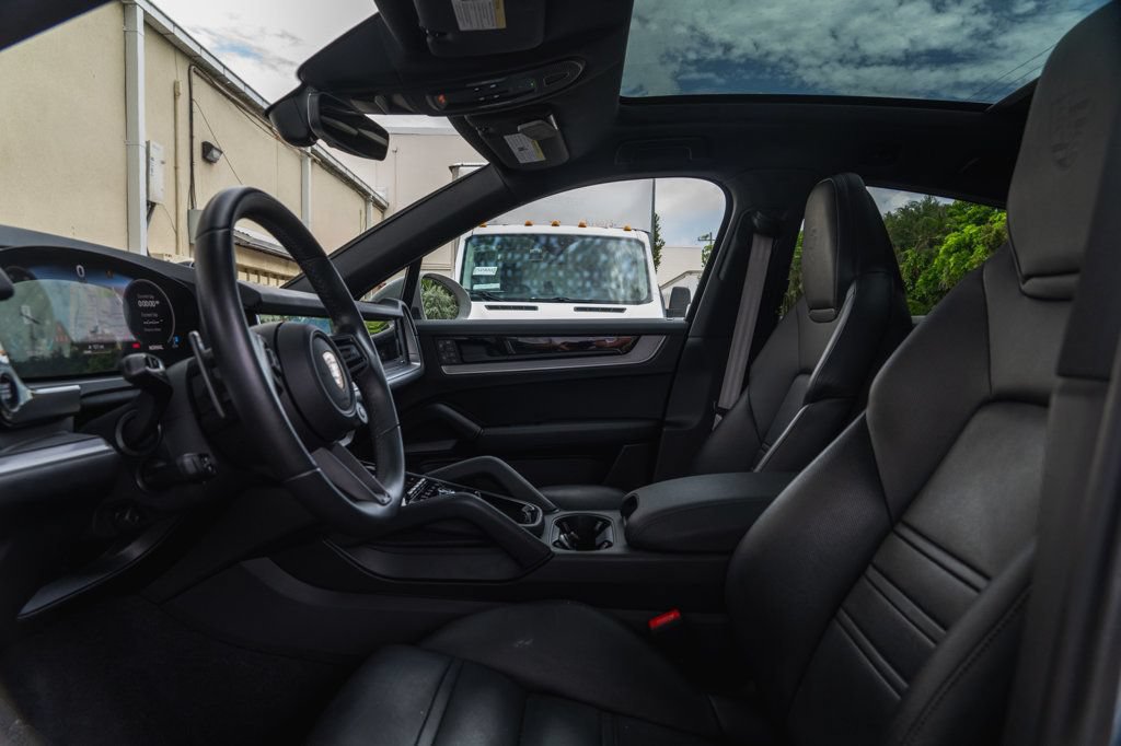 Used 2025 Porsche Cayenne Coupe AWD/4WD image 14