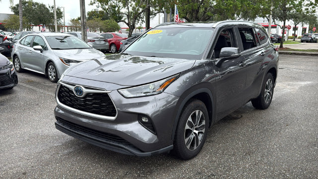 Used 2023 Toyota Highlander XLE FWD image 3