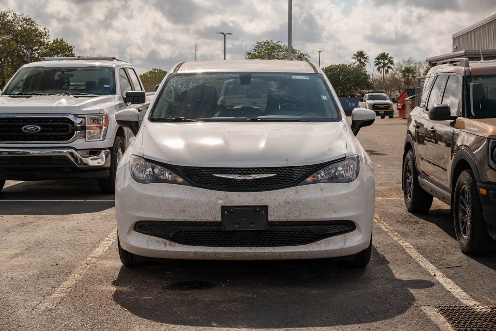 Used 2022 Chrysler Voyager LX image 2