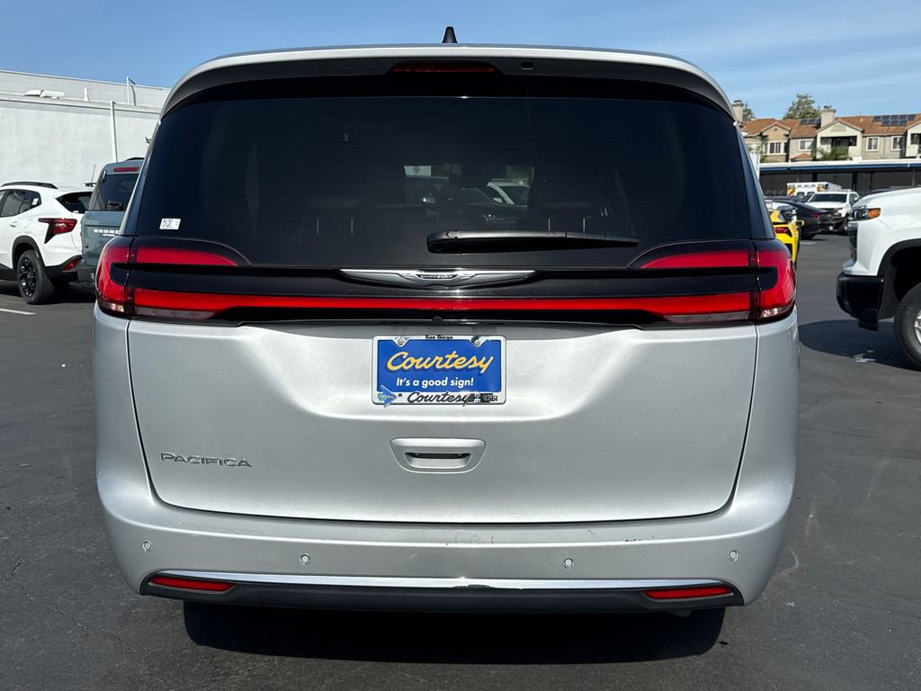 Used 2024 Chrysler Pacifica Touring-L FWD image 8