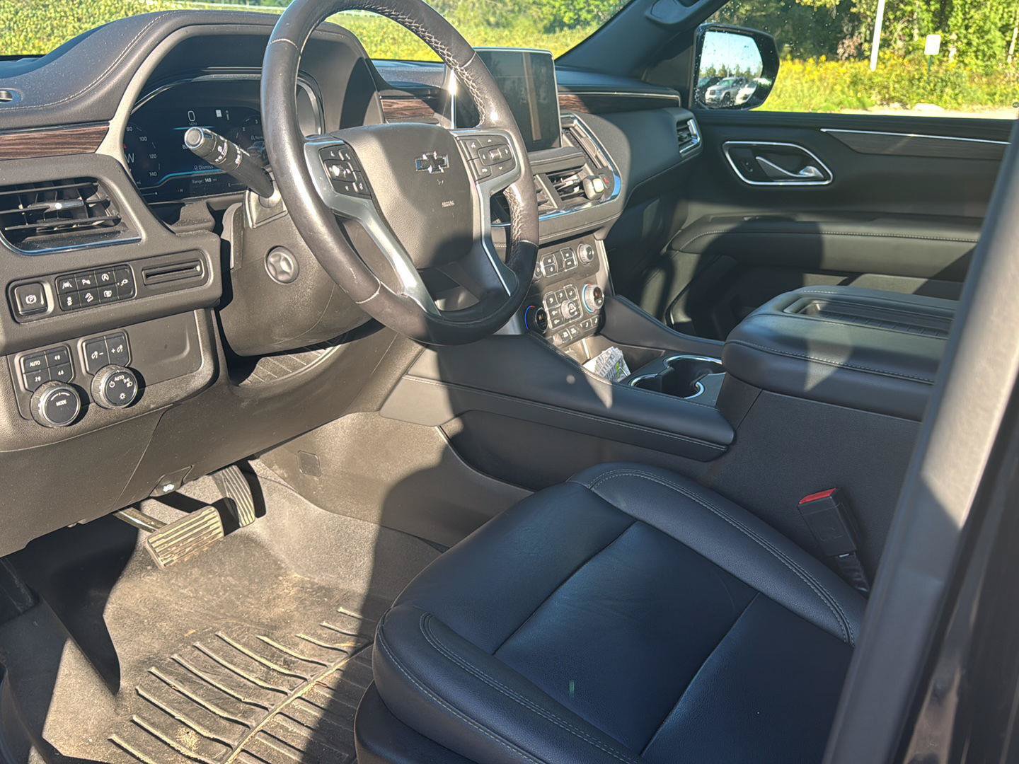 Used 2022 Chevrolet Suburban Z71 w/ Luxury Package AWD/4WD image 11