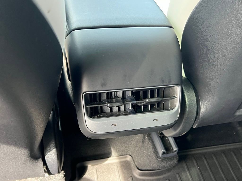 Used 2024 Tesla Model Y Long Range AWD/4WD image 18