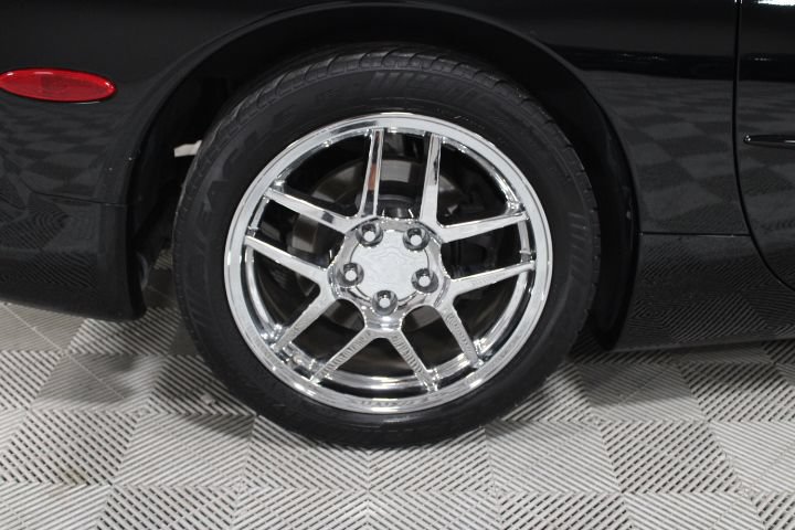 Used 2001 Chevrolet Corvette Coupe w/ Preferred Equipment Group1 RWD image 32