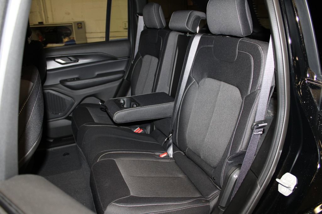 New 2025 Jeep Grand Cherokee Laredo w/ Luxury Tech Group I image 25