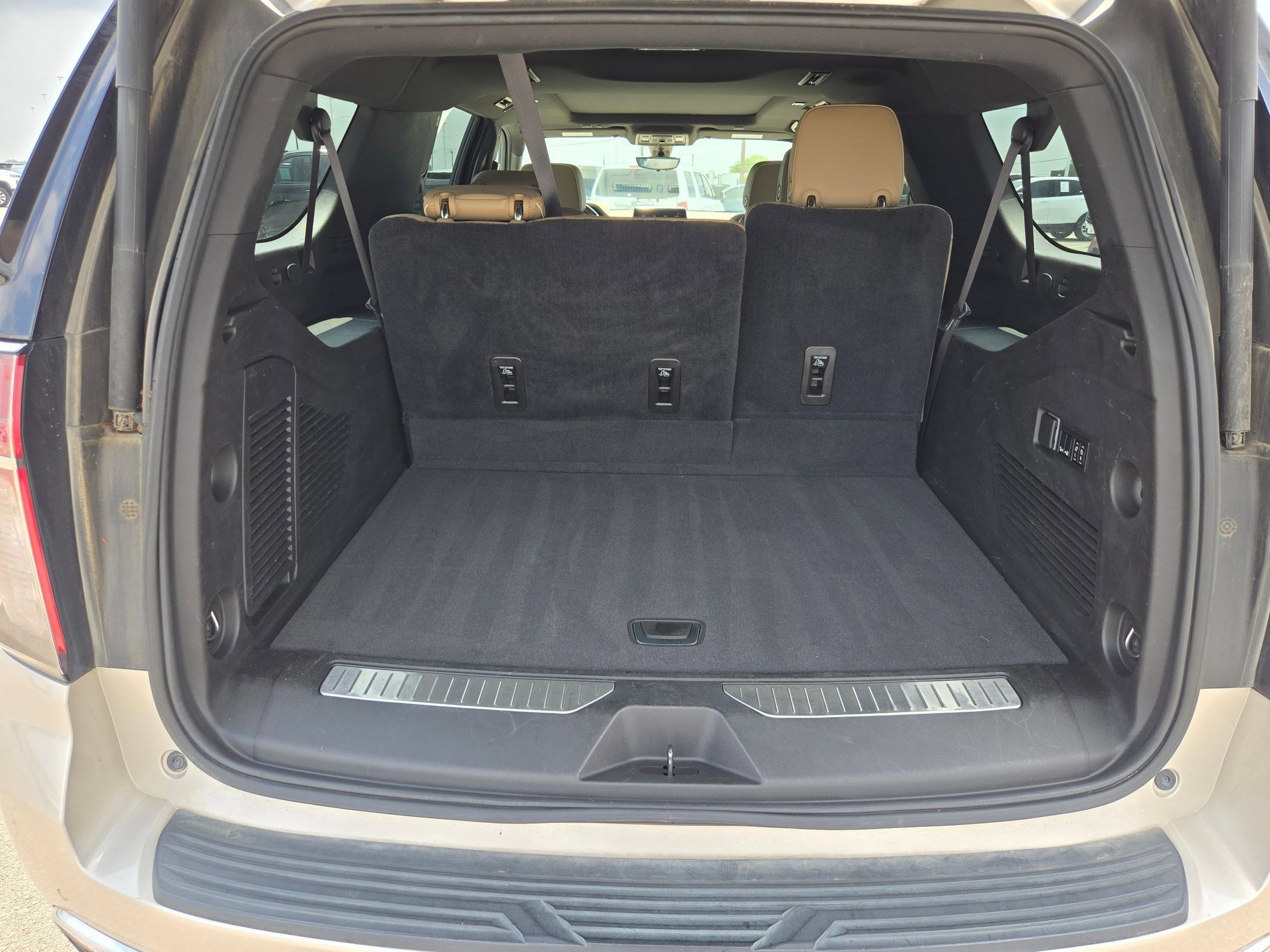 Used 2021 Chevrolet Suburban Premier w/ Premium Package RWD image 22