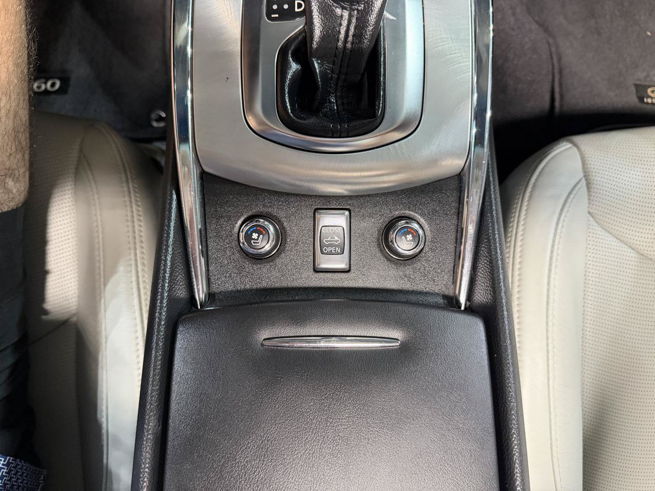 Used 2014 INFINITI Q60 Convertible w/ Premium Package RWD image 43