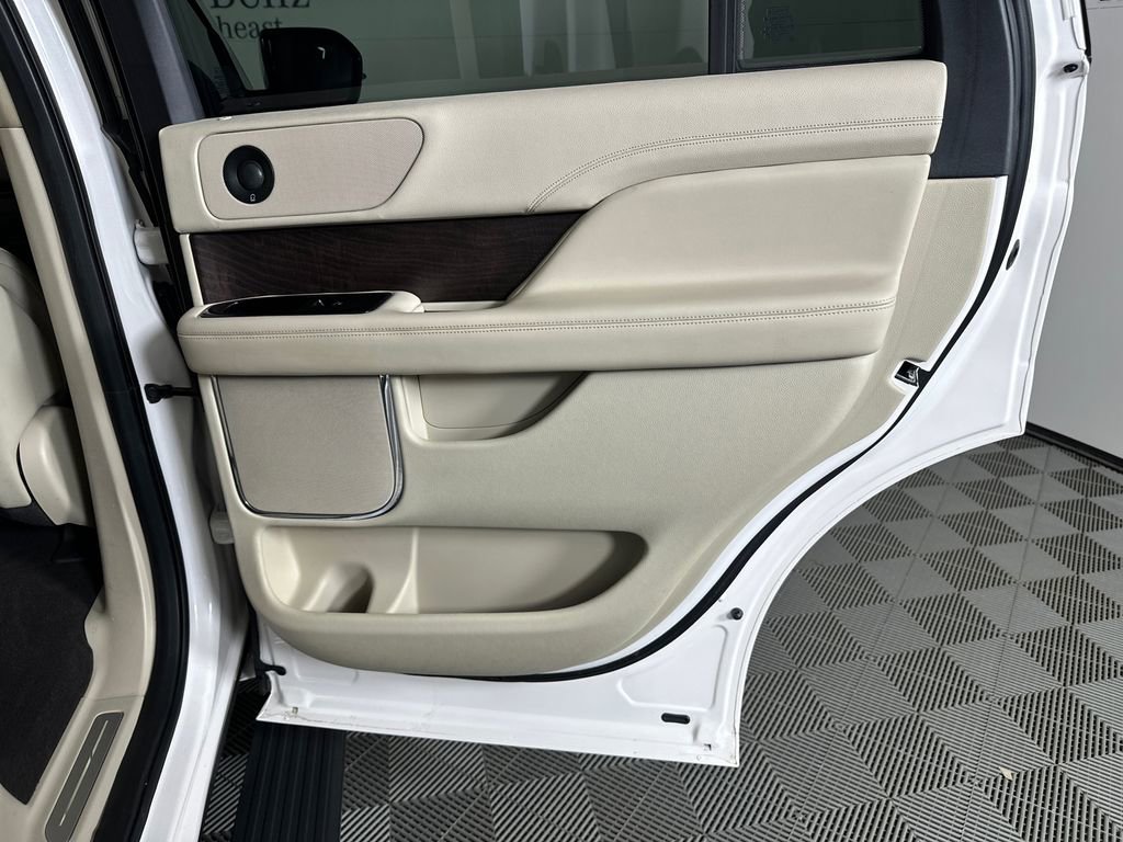 Used 2019 Lincoln Navigator Reserve AWD/4WD image 16