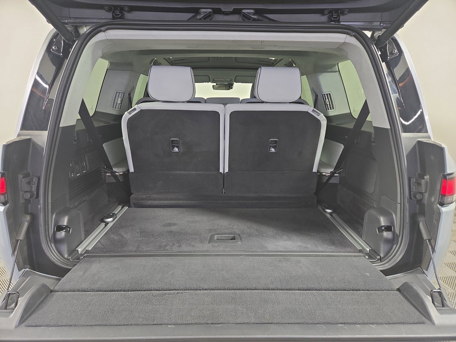 Used 2024 Rivian R1S Adventure image 15