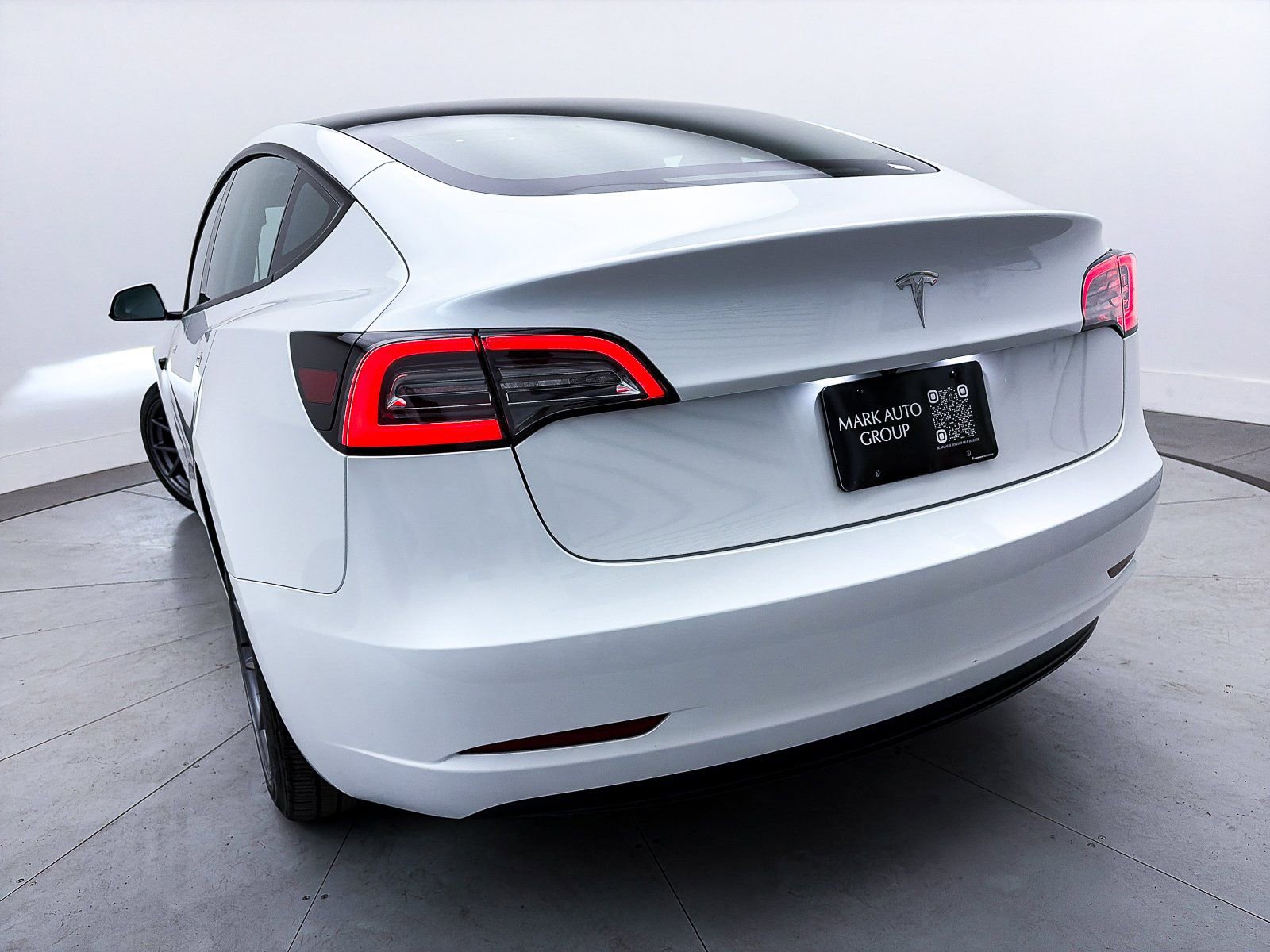 Used 2023 Tesla Model 3 Standard Range image 4