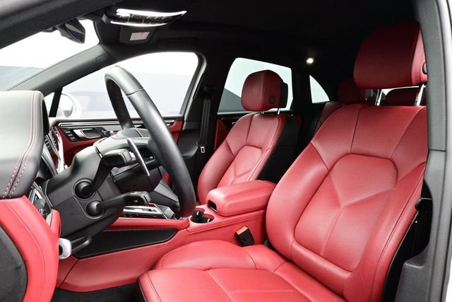 Certified 2025 Porsche Macan AWD/4WD image 5