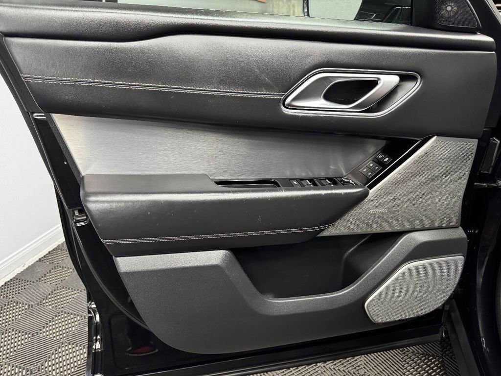 Used 2018 Land Rover Range Rover Velar R-Dynamic HSE image 38