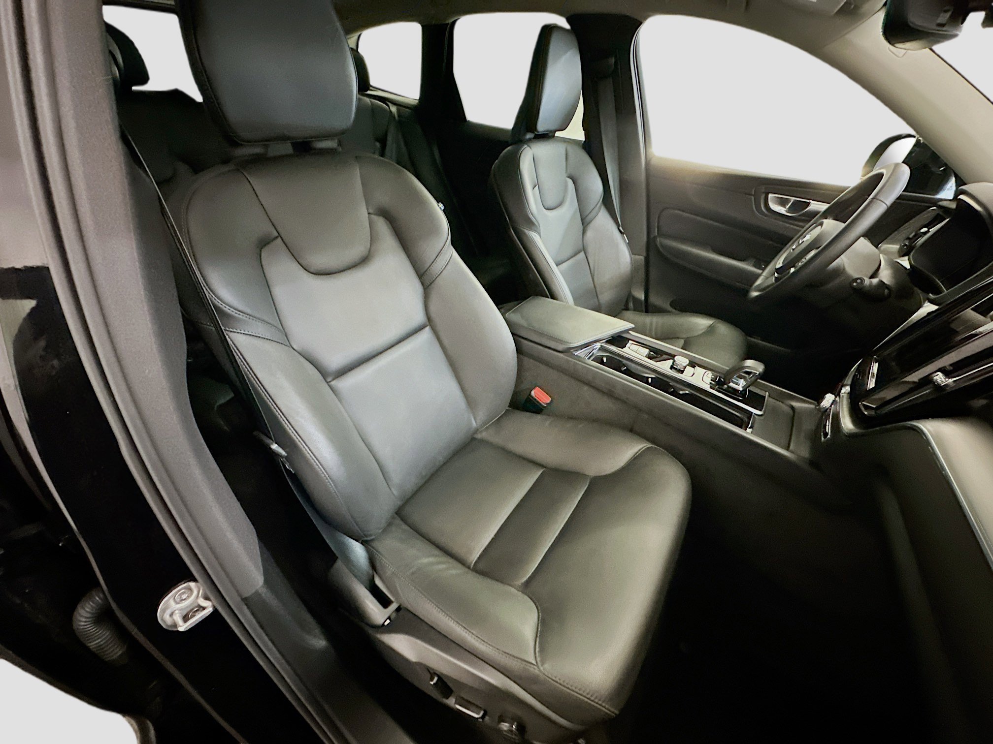 Used 2025 Volvo XC60 B5 Core image 34