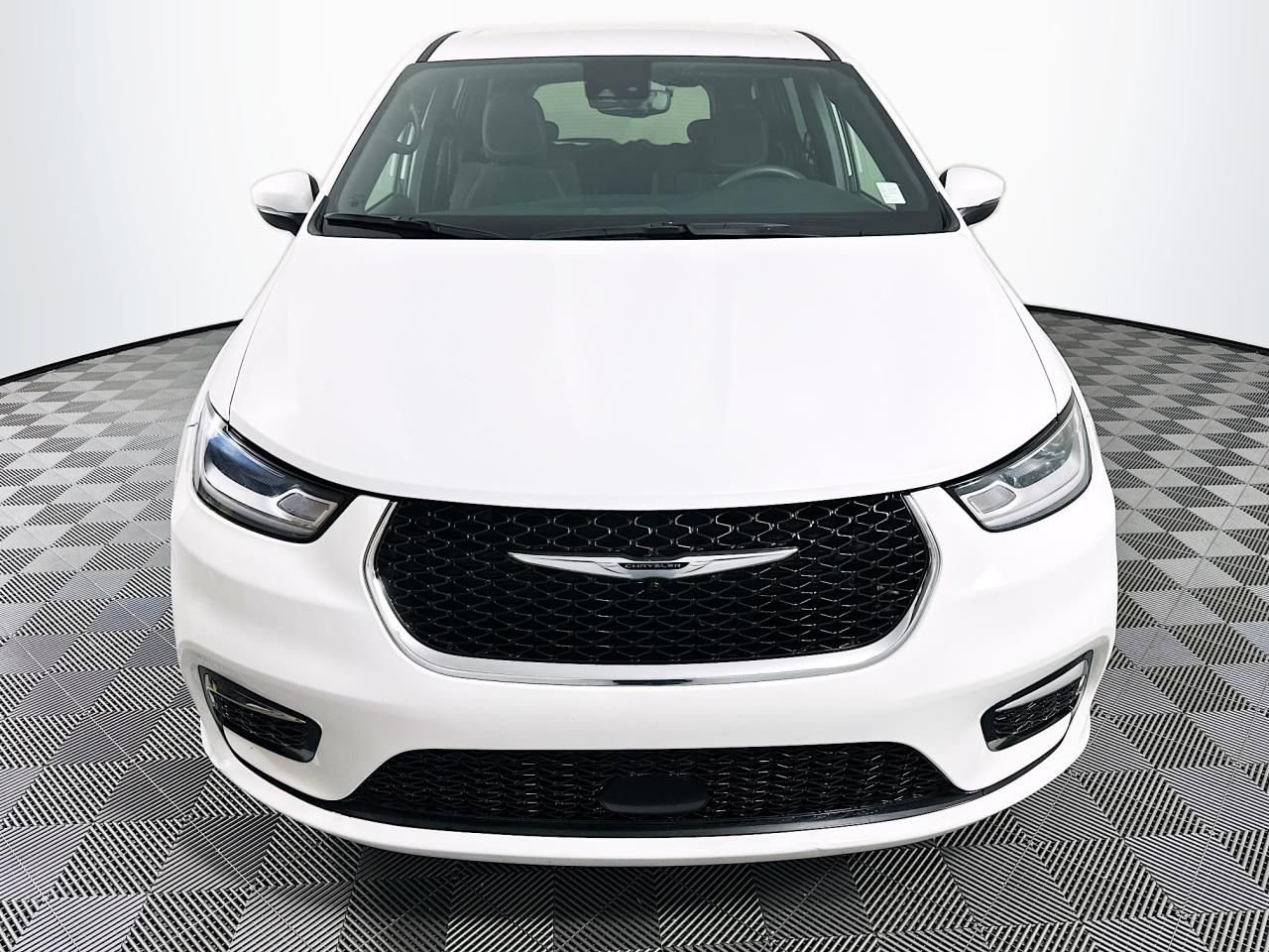 Used 2023 Chrysler Pacifica Touring image 3