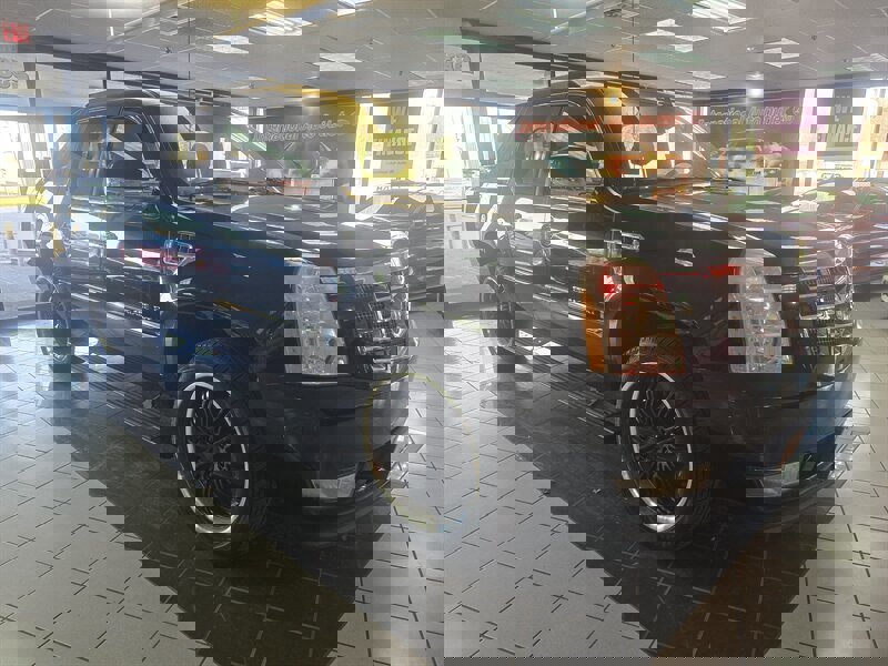 Used 2009 Cadillac Escalade EXT image 3