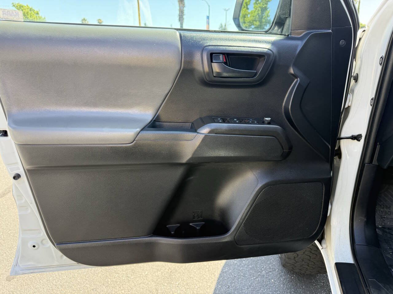 Used 2018 Toyota Tacoma SR5 RWD image 9