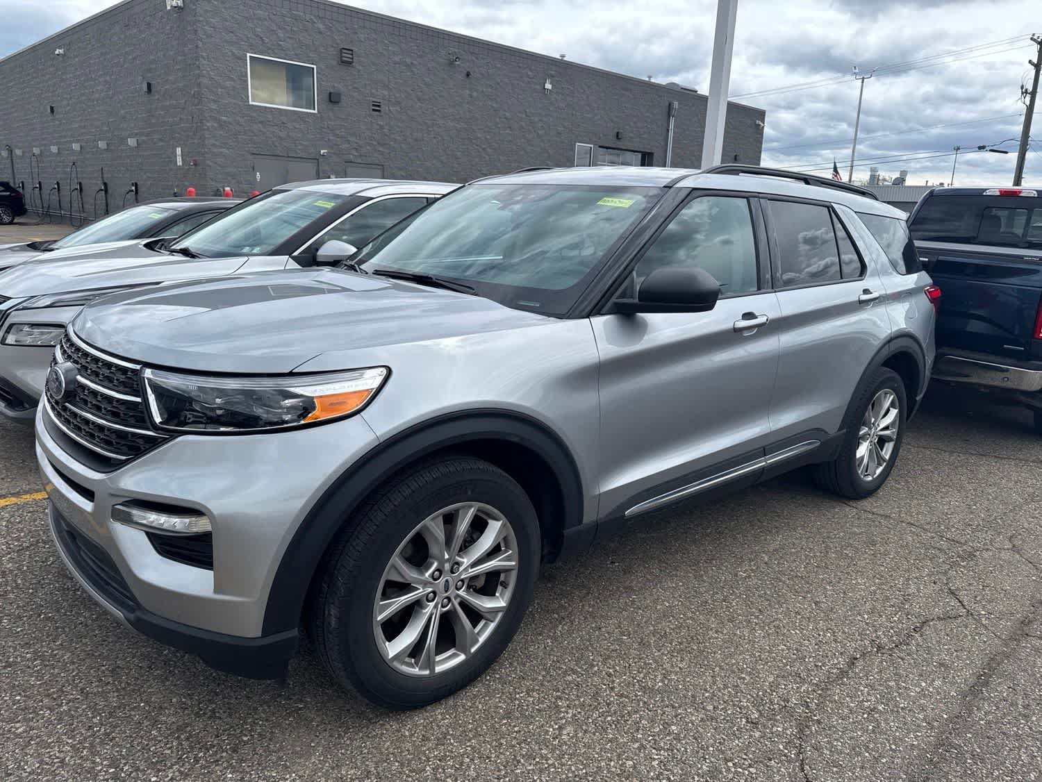 Used 2023 Ford Explorer XLT w/ Equipment Group 202A AWD/4WD image 22