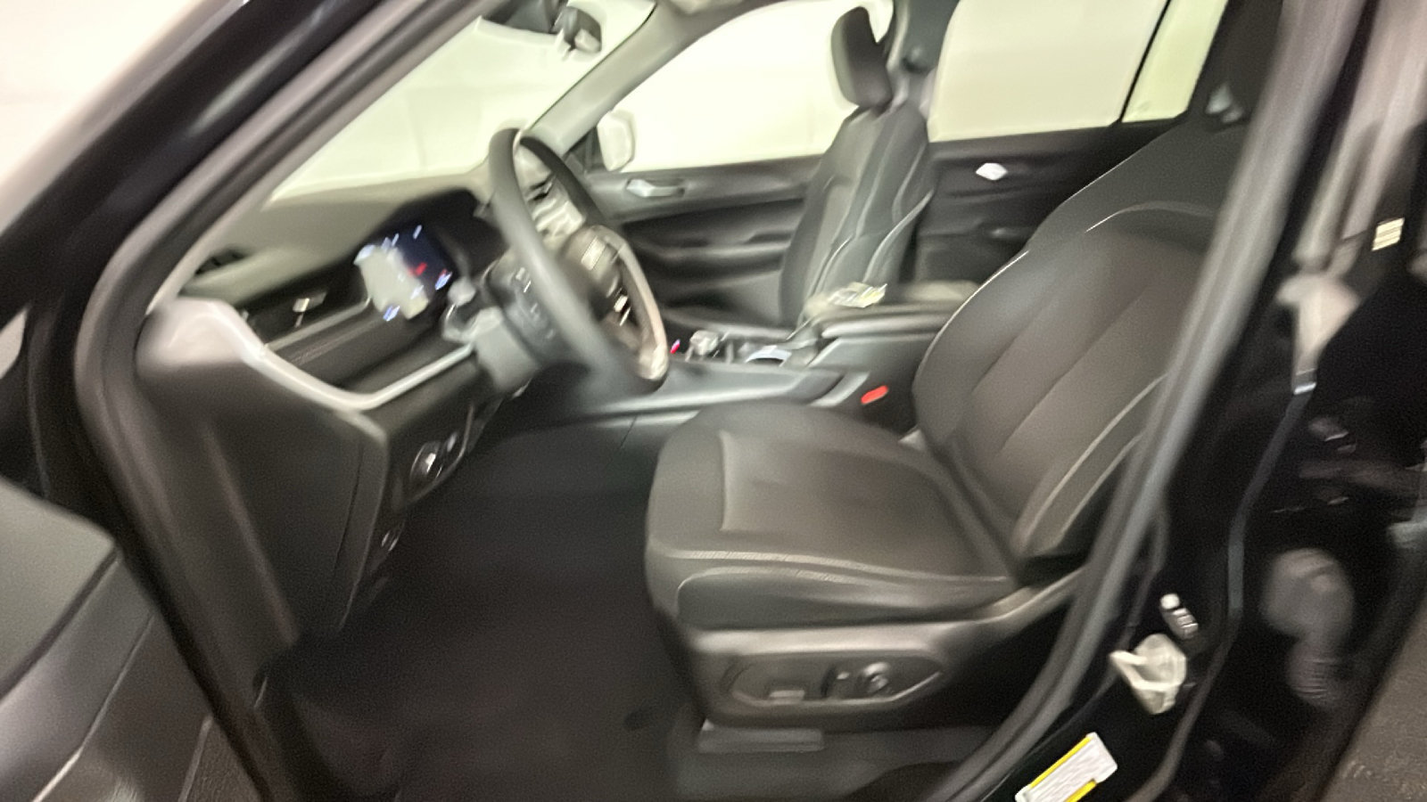 Used 2024 Jeep Grand Cherokee Laredo X AWD/4WD image 14