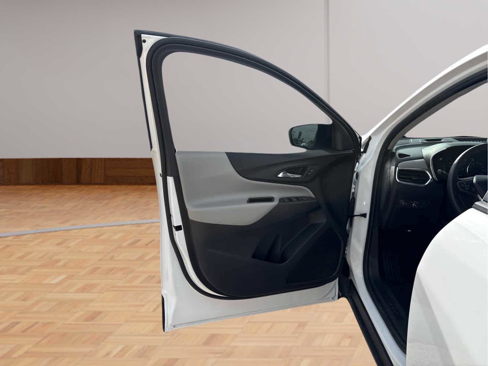 Used 2024 Chevrolet Equinox LS w/ LS Convenience Package image 9