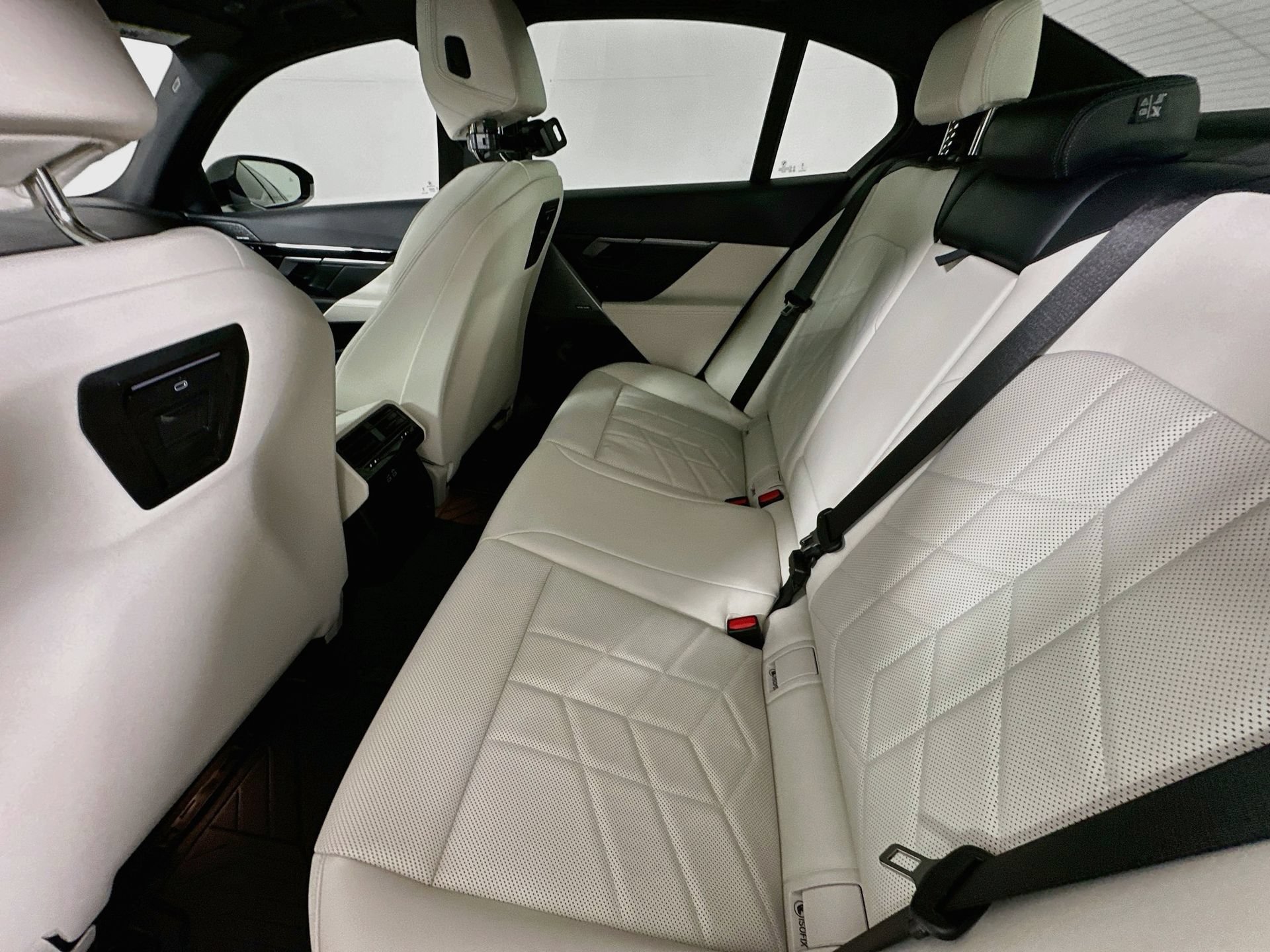 Used 2025 BMW 530i w/ Premium Package RWD image 26