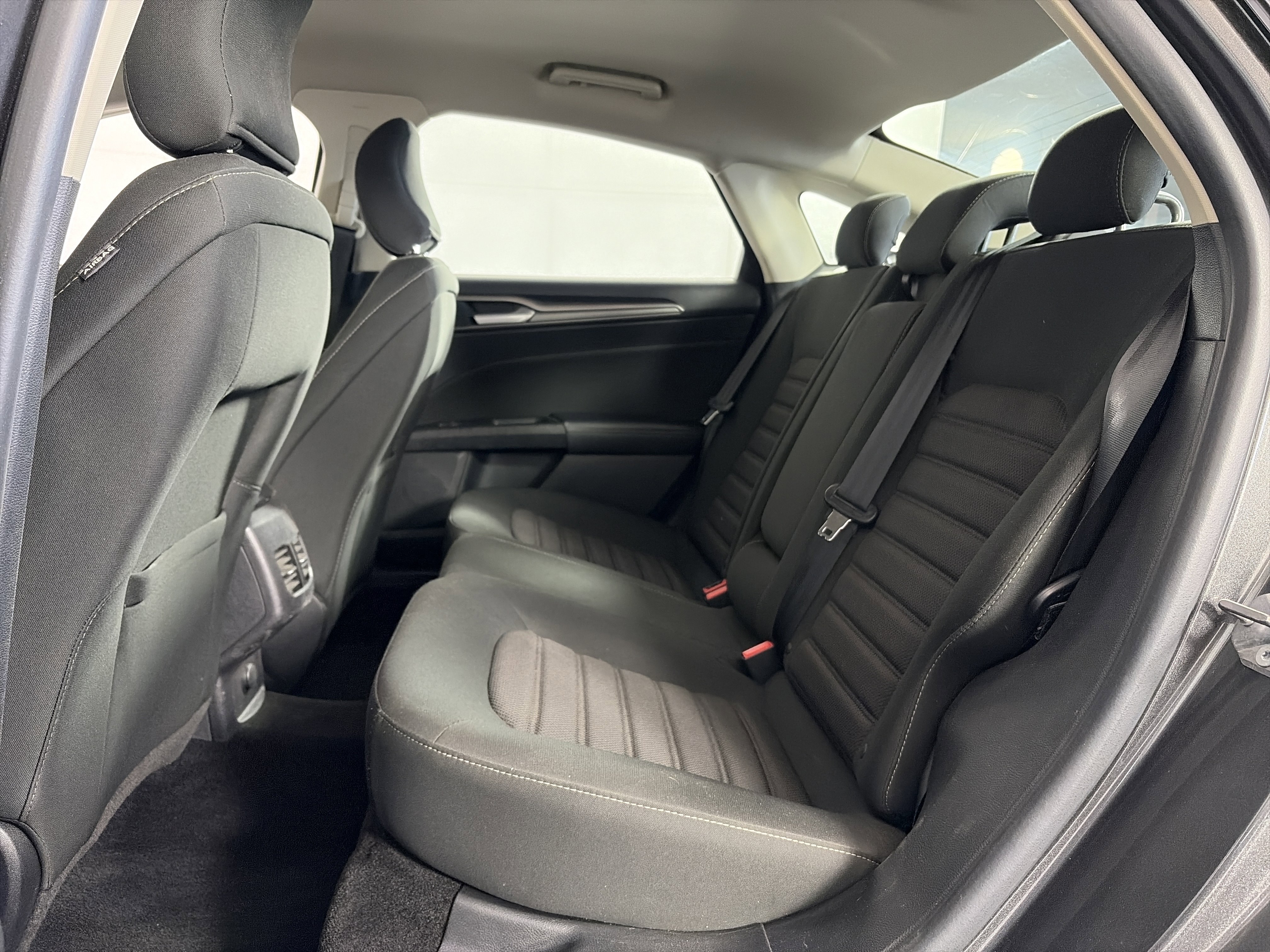 Used 2018 Ford Fusion SE w/ Fusion SE Technology Package FWD image 7