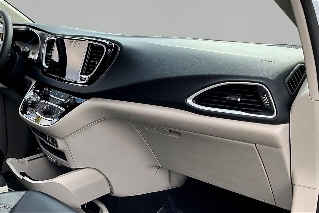 Used 2023 Chrysler Pacifica Touring-L FWD image 27