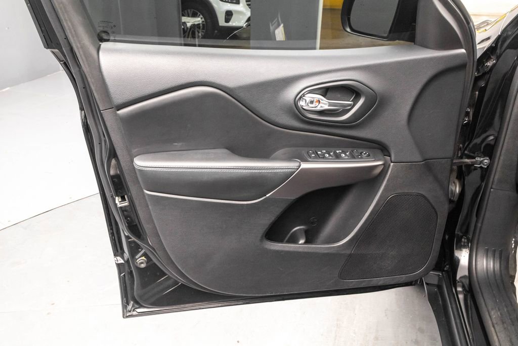 Used 2019 Jeep Cherokee Latitude w/ Popular Appearance Group image 22